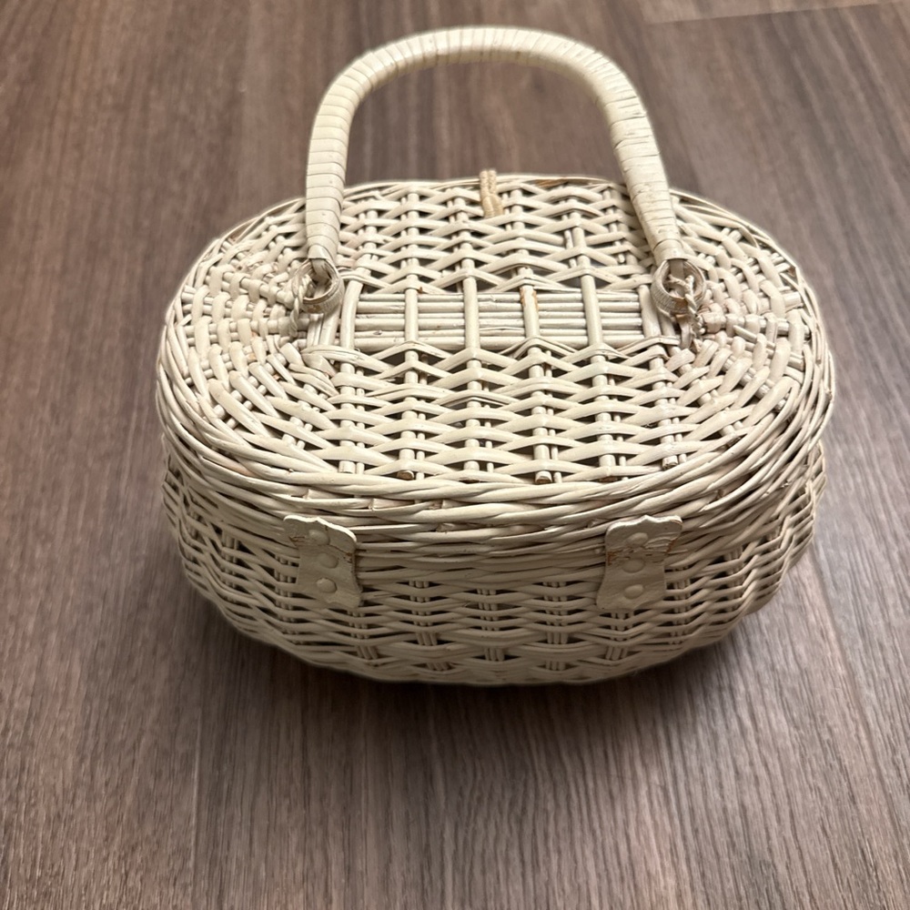 Vintage 1960s Elegant Cream/ off white Woven Handbag
Basket bag - Picture 4 of 7